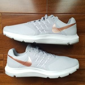 NWOT Nike Run Swift shoes